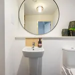 Bright, Modern 2 Bedroom House With Free Parking! Apartman