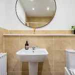 Bright, Modern 2 Bedroom House With Free Parking! Apartman *
