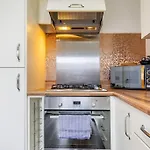 Bright, Modern 2 Bedroom House With Free Parking! *