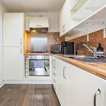 Bright, Modern 2 Bedroom House With Free Parking! * Edinburgh