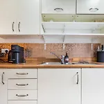 Bright, Modern 2 Bedroom House With Free Parking! *