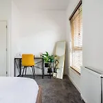 Bright, Modern 2 Bedroom House With Free Parking! *