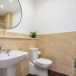 Apartman Bright, Modern 2 Bedroom House With Free Parking! *