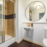 Bright, Modern 2 Bedroom House With Free Parking! *