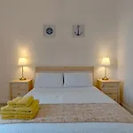 Lovely Rooms, Great Transport, Airport Bus, 5 Mins To Beach, Great Value Gasthuis