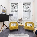 Stylish 2-bedroom Old Town Next To Royal Mile *