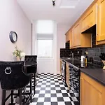 Stylish 2-bedroom Old Town Next To Royal Mile Apartment
