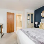 Joivy Stylish 3 Bed, 3 Bath Flat With Balcony In Old Town Appartement *