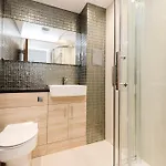Joivy Stylish 3 Bed, 3 Bath Flat With Balcony In Old Town Appartement *