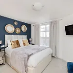 Joivy Stylish 3 Bed, 3 Bath Flat With Balcony In Old Town
