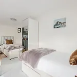 Joivy Stylish 3 Bed, 3 Bath Flat With Balcony In Old Town