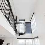 Joivy Stylish 3 Bed, 3 Bath Flat With Balcony In Old Town Appartement