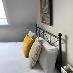 Stunning 2-bedroom Georgian Flat, Centre *
