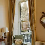 Prestigious Townhouse Close To Princes Street *