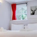 Joivy Warm & Welcoming Flat Near Castle شقة