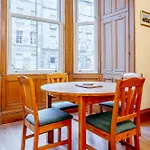 Beautiful Spacious Ground Floor Newington Flat شقة *