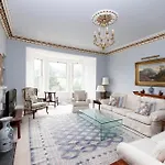 Deluxe 3-bedroom On Princes Street Overlooking Castle