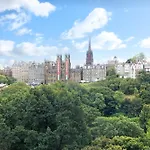 Deluxe 3-bedroom On Princes Street Overlooking Castle Edimburgo
