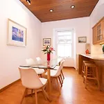 Apartamento Deluxe 3-bedroom On Princes Street Overlooking Castle Edimburgo