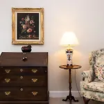 Deluxe 3-bedroom On Princes Street Overlooking Castle *