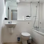 2 Bed 2 Bath With Private Parking דירה *