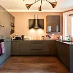 3 Bedroom - Historic Old Town *