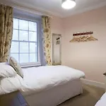 3 Bedroom - Historic Old Town Apartment Edinburgh