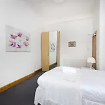 Joivy 3 Bed Flat In Old Town, Close To Grassmarket إدنبرة