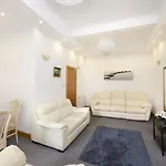 Joivy 3 Bed Flat In Old Town, Close To Grassmarket * إدنبرة