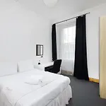 Joivy 3 Bed Flat In Old Town, Close To Grassmarket *