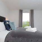 Luxurious - Sleeps 6