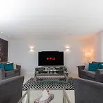 Luxurious - Sleeps 6 *