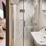 Bonnie - Smart Boutique - Haymarket 4*