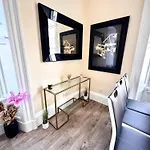 Georgian Luxury - Fast Broadband Wifi - Parking Available Apartament