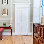 Stunning Flat, New Town, - Perfect Location *