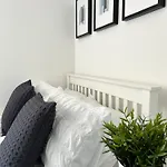 3 Bedroom - 2 Bathroom Townhouse In Corstorphine Near Murrayfield Stadium - Direct Bus To Centre In 20 Minutes - Two Private Parking Spaces - Private Sunny Garden - Recently Refurbished Дом отдыха Эдинбург