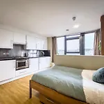 Living At Lady Nicolson Court Lägenhet Edinburg