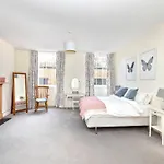 Charming With 2-bathroom And Private Entrance 아파트