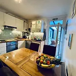 Rena- Bright And Modern Center Apartment.