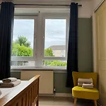 Peaceful Central Accessible Home With Great Amenities& Free Parking 公寓
