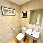 Torwood Townhouse - Superfast Wifi, Contractor Friendly With Free Parking *