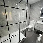 Private 1 Bedroom - - Sleeps 2 Edinburgh