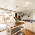 Gorgeous 3 Bed House Free Parking & Garden Vakantiehuis