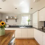 Gorgeous 3 Bed House Free Parking & Garden *