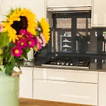 Gorgeous 3 Bed House Free Parking & Garden * Edinburgh
