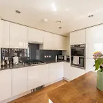 Gorgeous 3 Bed House Free Parking & Garden *