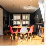 Gorgeous 3 Bed House Free Parking & Garden Vakantiehuis *