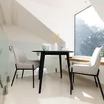 Argyl - The Foundry, A Bright One Bedroom House With Balcony *