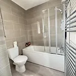 Spacious 2br By Portobello *