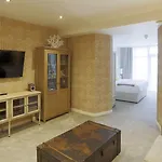 Отель Nira Caledonia 4*